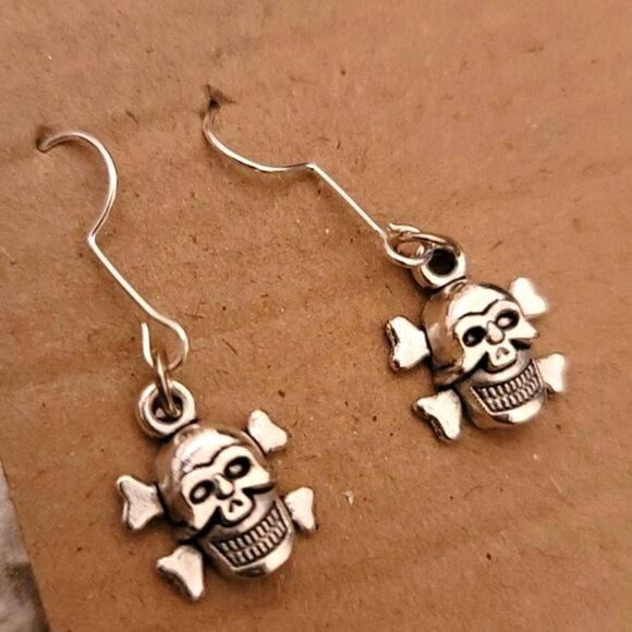 Skull and peace earrings 🖤🤍 - Picture 3 of 3